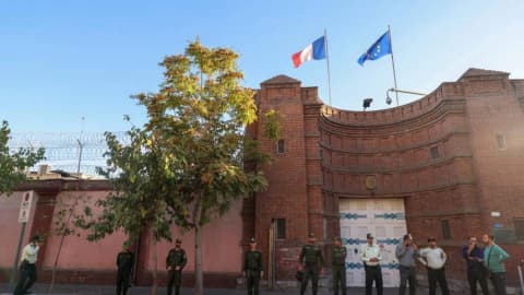 مسؤول بالسفارة الفرنسية لدى إيران تعرّض لـ«الترهيب»