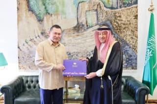 خادم الحرمين وولي العهد يتلقيان رسالتين من ملك ماليزيا