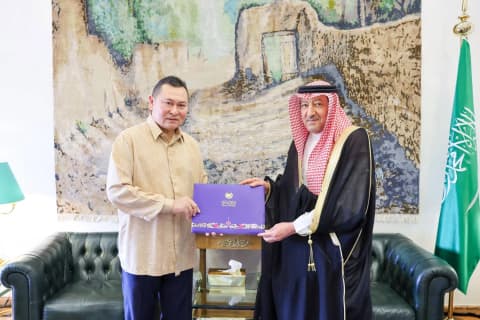 خادم الحرمين وولي العهد يتلقيان رسالتين من ملك ماليزيا