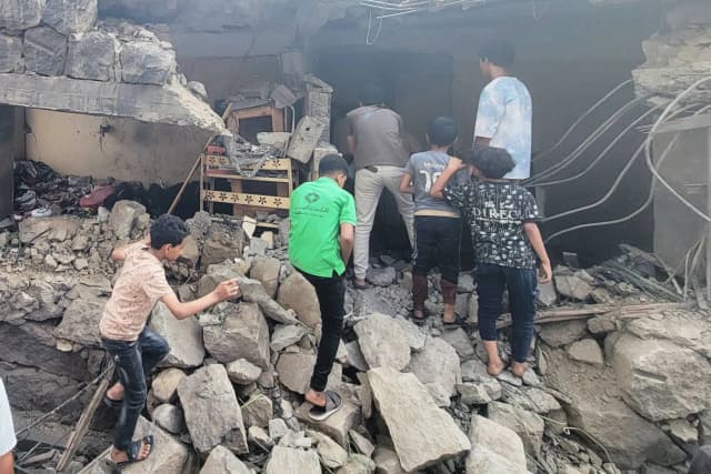 الحوثيون يضغطون على جبهات القتال بقصف التجمعات السكانية