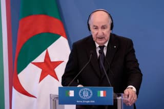 رئيس الجزائر يترأس اجتماعاً تنسيقياً بحضور قادة عسكريين بارزين
