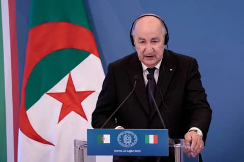 رئيس الجزائر يترأس اجتماعاً تنسيقياً بحضور قادة عسكريين بارزين