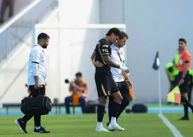 ريوس من المطار إلى المستشفى... ويغيب عن العين «آسيوياً»