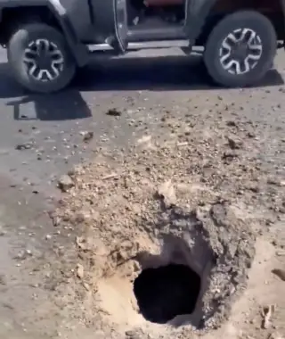 الحكومة اليمنية تطالب بردع دولي لهجمات الحوثيين على مطار عدن