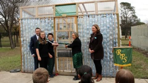 Australian high school students collected more than 2,000 plastic bottles to form a greenhouse, 11 years later, the structure supplies food for the school's garden