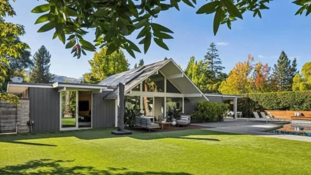 Couple bought a broken Eichler home; now it’s worth $2.75 million