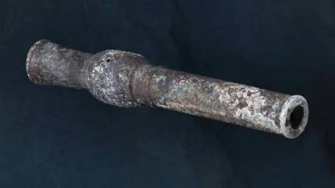 Soldiers looking for land mines in South Korea have found the country's oldest gun dating back to more than 600 years