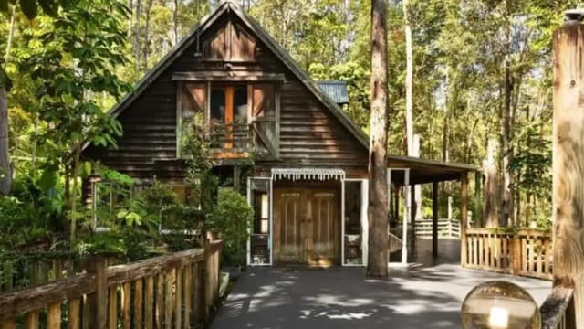 Heritage Cabin Rental Income: Restored 1932 Gold Coast retreat earns up to A$50,000; estate heads to auction