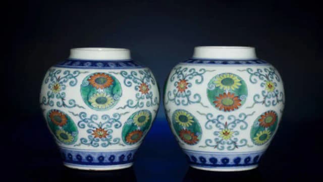 Thrift Find Becomes Windfall: £20 charity-shop jars confirmed as Qing porcelain; auction brings £58,000