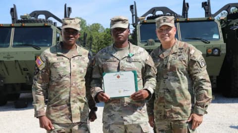Off-duty US soldier saves gunshot victim, earns Army Commendation Medal for quick first aid