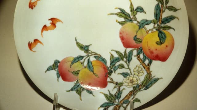 Qing dynasty bowl with bats and peaches sells for $2.048 million after 87 years in a Chicago museum