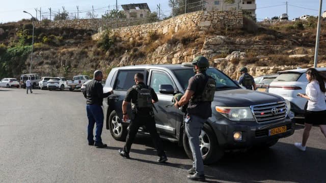 Hebron Lockdown Ordered: Netanyahu plans full West Bank closure; attack heightens election fears