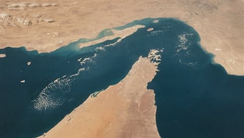 بزشكيان يعلن التوصل لتفاهم مع عُمان بشأن هرمز