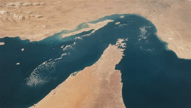 بزشكيان يعلن التوصل لتفاهم مع عُمان بشأن هرمز
