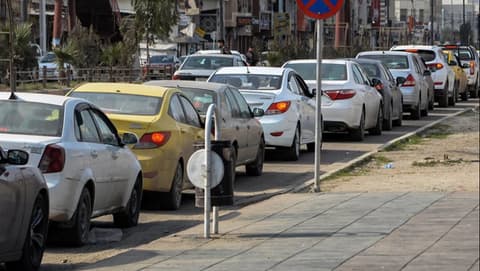 أزمة البنزين تتواصل.. طوابير طويلة ومواطنون يبيتون أمام المحطات بحثاً عن 20 لتراً