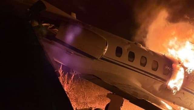 مغني شهير ينجو من الموت بأعجوبة بعد اشتعال النيران في طائرته