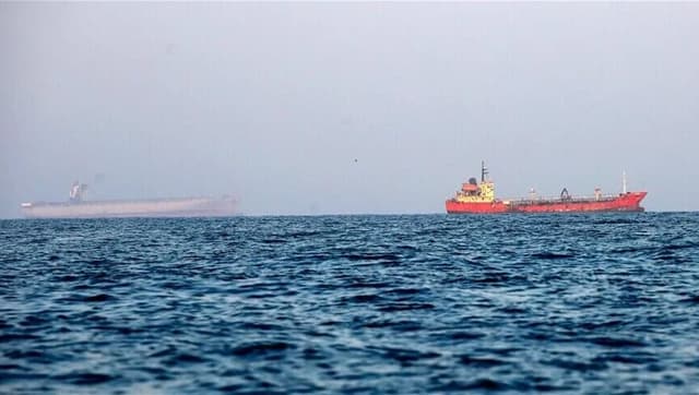عمان تجلي 23 بحاراً إثر هجوم استهدف ناقلة بهرمز وفقدان اثنين آخرين