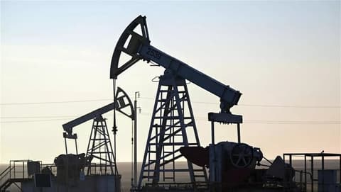 النفط يتراجع مع طرح السعودية شحنات عبر عُمان