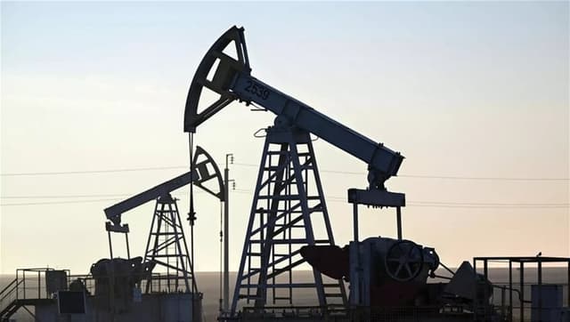 النفط يتراجع مع طرح السعودية شحنات عبر عُمان