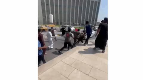 مشاجرة بالأيدي بين مرافقين وعناصر الأمن في مستشفى الحكيم بميسان (فيديو)