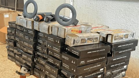 الاستخبارات تعلن ضبط 100 جهاز محظور لكشف الآثار والمعادن بحوزة متهم