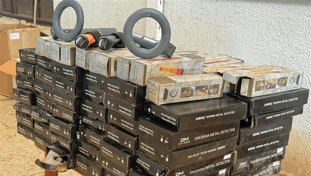 الاستخبارات تعلن ضبط 100 جهاز محظور لكشف الآثار والمعادن بحوزة متهم