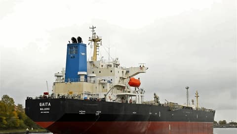 رحلة استغرقت نحو شهر.. جدل حول استيراد العراق شحنة بنزين من أمريكا (خريطة)