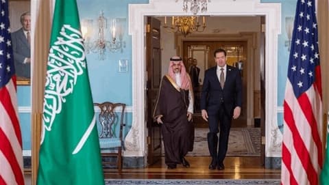 السعودية وأمريكا تؤكدان أهمية أمن الملاحة في هرمز وباب المندب