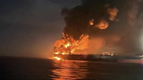 حريق بناقلة نفط بعد إصابتها بمقذوف في مضيق هرمز