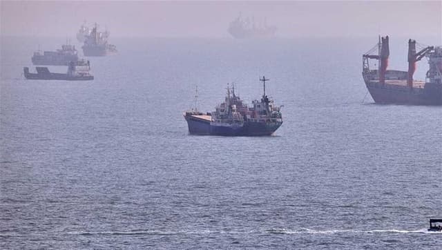 دوي انفجار من جهة مضيق هرمز في جزيرة قشم
