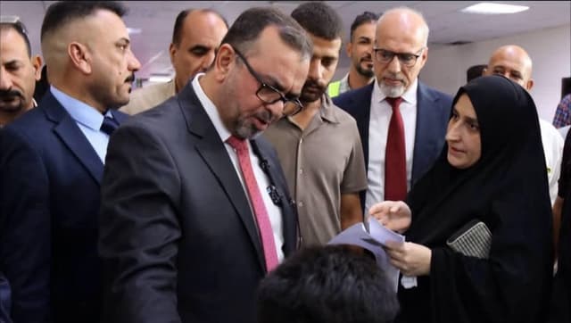 بزيارة مفاجئة.. وزير الصحة يعفي مدير مستشفى الزهراء في واسط