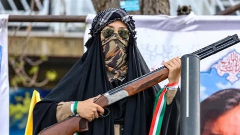 إيران تدرب نساءها على السلاح.. ما القصة؟
