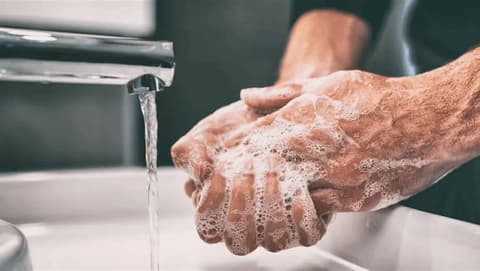 في اليوم العالمي لغسل اليدين.. كيف تحمي هذه العادة صحتك؟