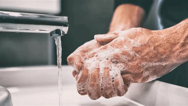 في اليوم العالمي لغسل اليدين.. كيف تحمي هذه العادة صحتك؟