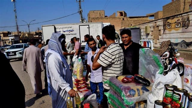 بعد جدل الدولار.. انطلاق مبادرة لبيع المواد الغذائية بأسعار مخفضة في ذي قار (صور)