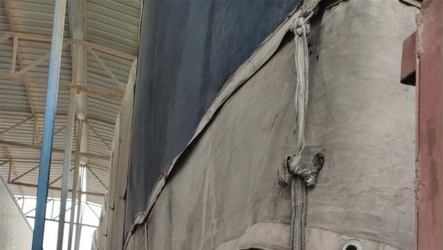 منفذ طريبيل: ضبط شاحنتين بسبب التلاعب الجمركي وهدر المال العام