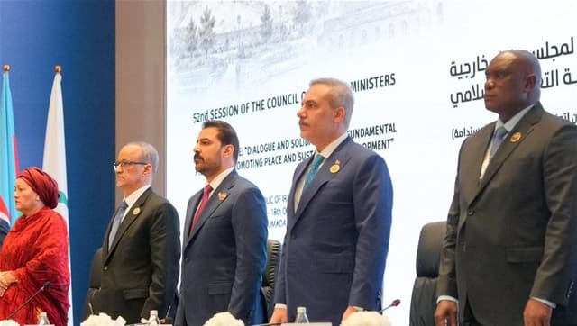 رئيس الوزراء: ندعو إلى حرية التجارة وضمان انسيابية النقل في الممرات الدولية