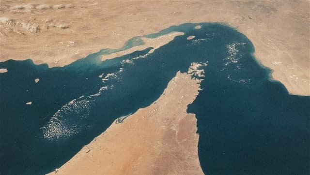 الحرس الثوري يهدد باستهداف كابلات الإنترنت في مضيق هرمز