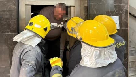 الدفاع المدني ينقذ أشخاصاً عالقين داخل مصعد كهربائي في الفلوجة