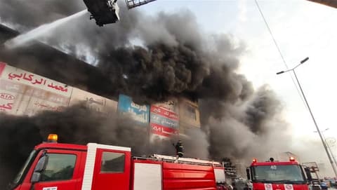 بغداد.. إخماد حريق في بناية تجارية بمنطقة الطالبية