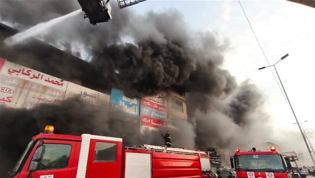 بغداد.. إخماد حريق في بناية تجارية بمنطقة الطالبية