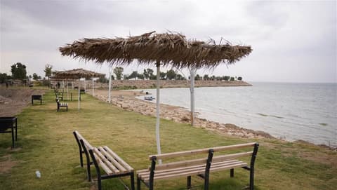بعد سنوات من التراجع.. بحيرة الحبانية تنتعش مائياً (صور)