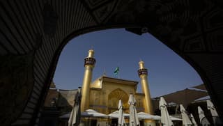 بالصور.. العتبة العلوية تنشر لافتات الحزن إحياءً لذكرى استشهاد السيدة الزهراء (ع)