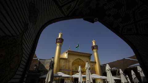بالصور.. العتبة العلوية تنشر لافتات الحزن إحياءً لذكرى استشهاد السيدة الزهراء (ع)