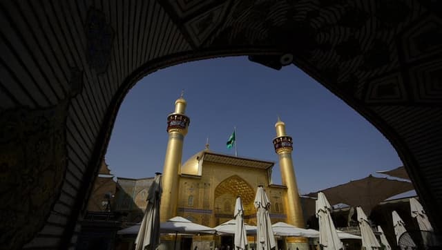 بالصور.. العتبة العلوية تنشر لافتات الحزن إحياءً لذكرى استشهاد السيدة الزهراء (ع)