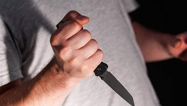 أم تقتل ابنتها طعنا بعد نزاع قضائي مع والد الطفلة