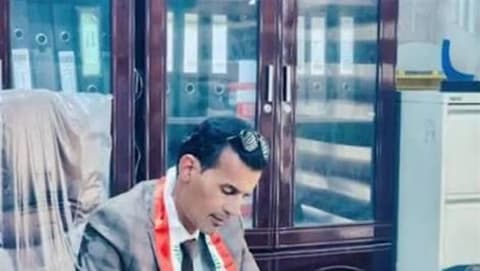 وسط احتجاجات داخل المحكمة.. صدور حكمين بالسجن بحق محمد المنصوري (فيديو)