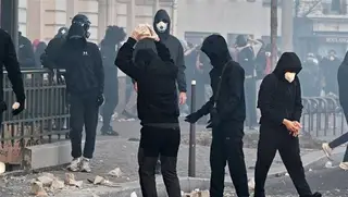 الشرطة الفرنسية تستخدم القوة لتفريق متظاهرين في باريس