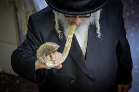 הדגמה מעשית לתקיעת שופר • הרב יוסף חיים אוהב ציון • צפו