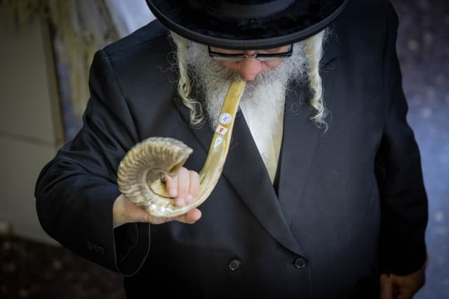 הדגמה מעשית לתקיעת שופר • הרב יוסף חיים אוהב ציון • צפו